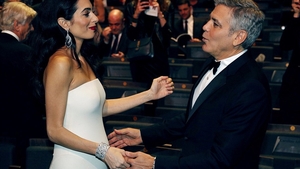 Soţia lui GEORGE CLOONEY şi-a arătat burtica de gravidă în premieră, pe covorul roşu! Imaginile sunt spectaculoase