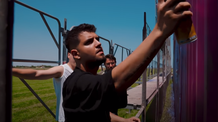 Selly l-a pus la muncă pe Babasha /Foto: Captură YouTube