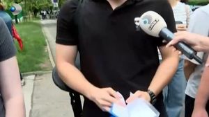 Emoții mari în prima zi de BAC! Cum s-a pregătit tânărul din imagine pentru proba la Limba și literatura română