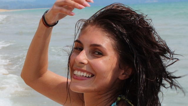 Ce femei frumoase a avut Smiley! Uite-o pe fosta lui iubita in costum de baie! Are un posterior extrem de apetisant