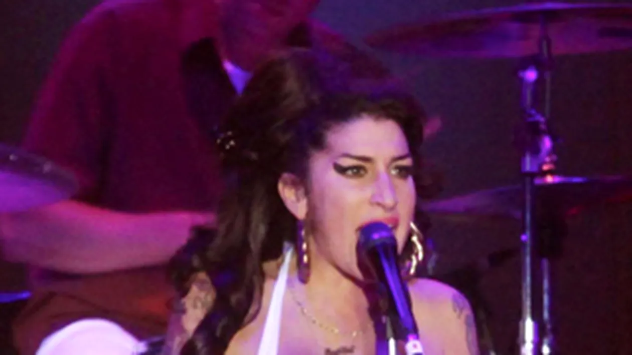 Amy Winehouse, o cantareata care s-a zbatut intre scandaluri de prima pagina si concerte exceptionale