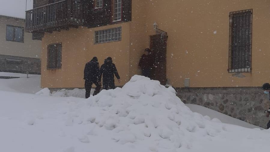 Fără curent și fără căldură la cabană în vârf de munte. 36 de oameni au fost salvați de jandarmii și polițiștii din Horezu