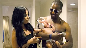 Cea mai ciudată imagine cu noul membru al familiei Kardashian! Cum arată Kim si Kanye West cu fetita lor in brate