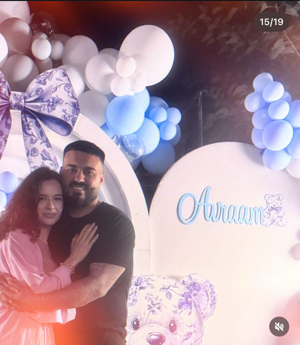Mai rar așa ținută! Cum s-a îmbrăcat Oana Ciocan, soția lui Jador, la botezul secret al micuțului Avraam