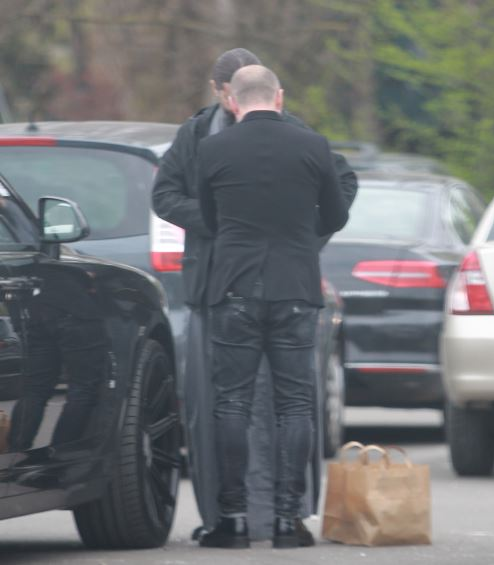 Milionarul îi dă "cărămida" de bani părintelui
