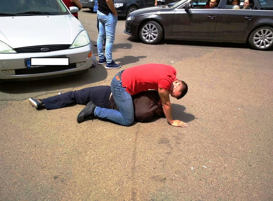 Gestul făcut de un polițist din Suceava atunci când a văzut un hoț alergând cu geanta unui bătrân: „Merită cunoscut de întreaga țară!”