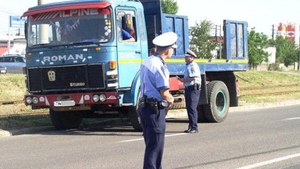 Doar în România se putea întâmpla aşa ceva! Ce a păţit un poliţist care a vrut să-l amendeze pe şoferul unui TIR: "Nu mă aşteptam"