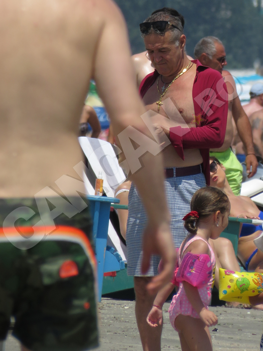 Cum a apărut GIGI BECALI îmbrăcat la plajă, în Mamaia!