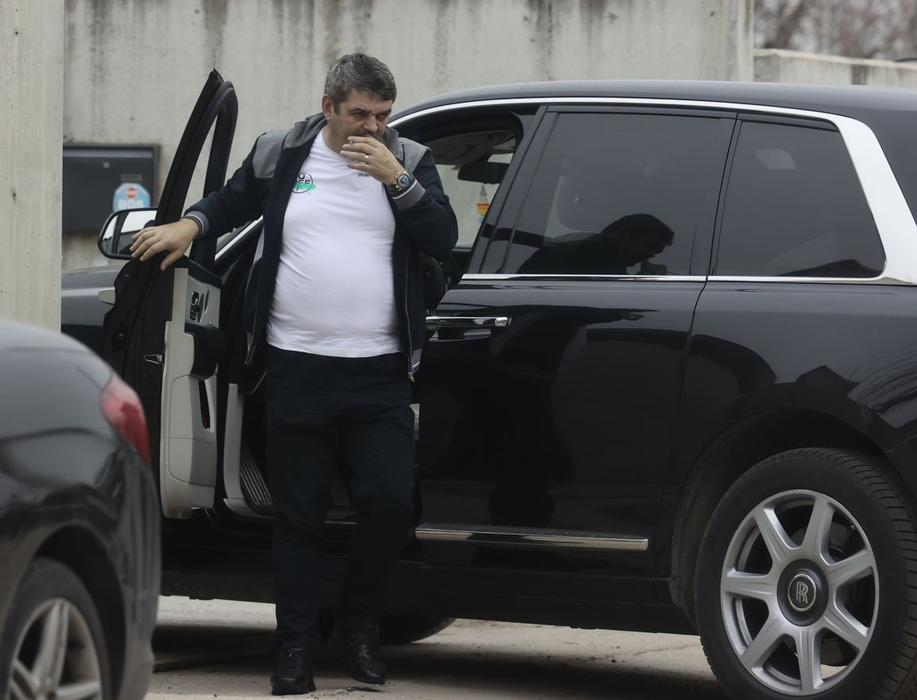 Bobi de la Urlați, boss-ul Oltina Impex Prod Com SRL, coboară din Rolls, în zona Pipera (Foto: CANCAN.RO)