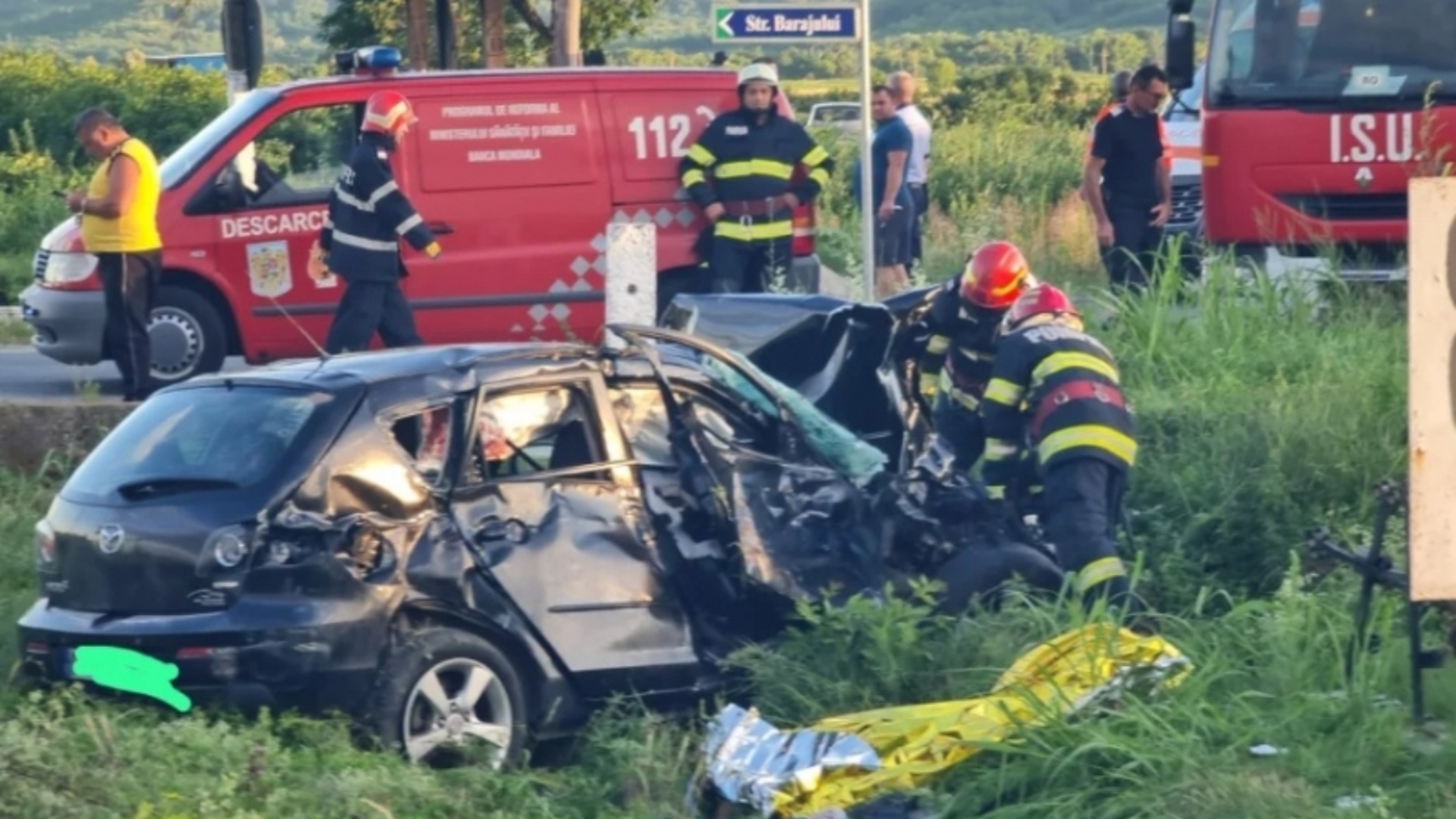 Autoturism lovit de tren în Vâlcea. Cinci persoane se aflau în mașină în momentul impactului