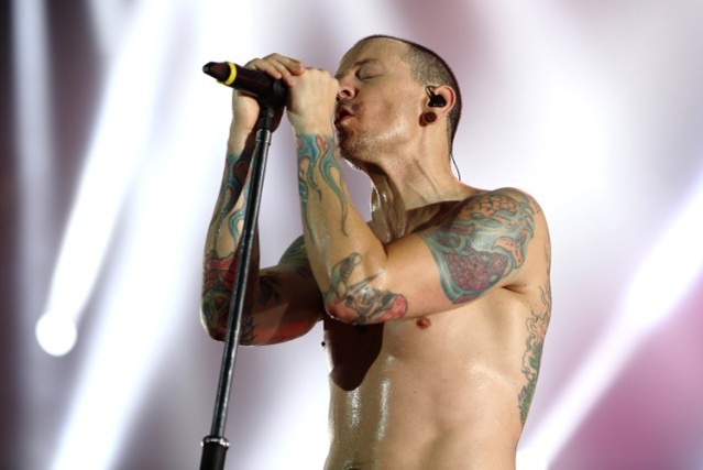 Prima reacţie a trupei LINKIN PARK, după ce solistul CHESTER BENNINGTON s-a sinucis. Lumea muzicală e în doliu! Ce a transmis RIHANNA