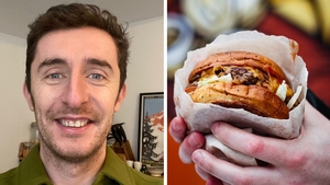 Suma uriașă plătită de acest tânăr, după o noapte în oraș cu băieții, pentru un simplu burger. Ireal câți bani a dat, din greșeală