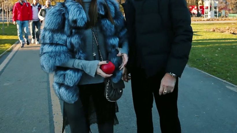 ILINCA VANDICI şi CĂTĂLIN BOTEZATU, plimbare în doi prin Herăstrău! Cei doi au fost surprinşi în timp ce beau…