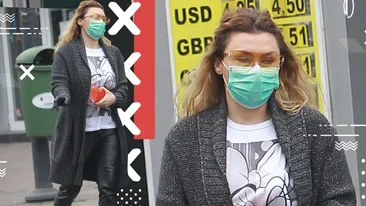 Chiar dacă poartă mască, sexy-dansatoarea nu iese oricum pe stradă. Ochelari portocalii și portofel asortat,  pantaloni de piele și…