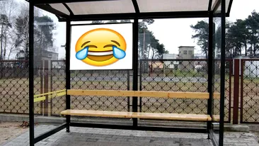 Bancul Zilei | Un polițist local așteapta autobuzul, iar în stație au ajuns o femeie și fiul ei: “Mama, de ce nu a venit autobuzul?”