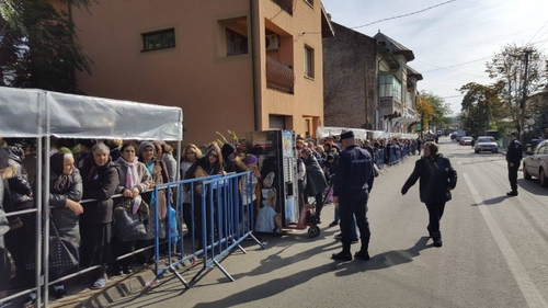 FOTO / Imagini impresionante! Mii de credincioşi s-au aşezat deja la coadă ca să se roage la moaştele Sfintei Parascheva! Avem programul religios al sărbătorii