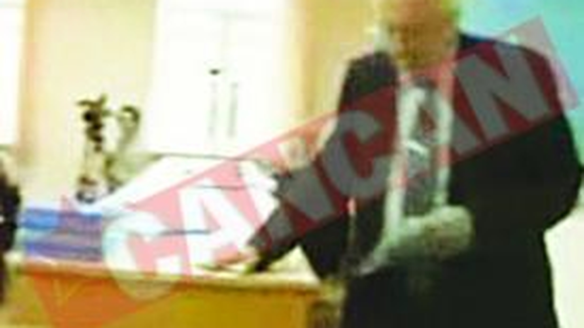 L-a lovit cu pantofii in cap pe un oficial NATO
