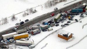 Accident spectaculos în Austria! Peste 100 de maşini au fost implicate în coliziune