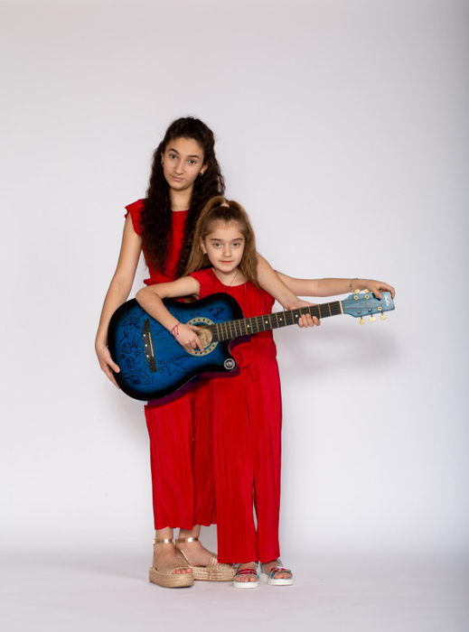 Surorile Anne Marie și Sophia vor urca pe scena de la ”Românii au Talent”