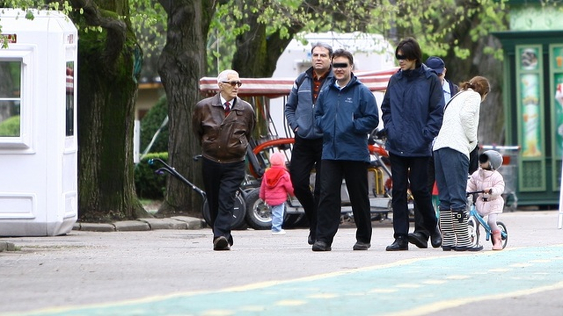 Fostul ministru de Externe, Adrian Cioroianu, a simtit nevoia de o escapada! Paparazzi CACAN.ro l-au surprins in compania a …