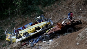 Cel puțin 44 de morți, după ce un autocar a căzut într-o prăpastie