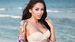 DETALIUL demn de filmele pentru adulti care i-a scapat lui Ruby in aceasta poza! Cum a fost fotografiata cantareata la piscina