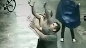 Momente cutremuratoare intr-un oras din China! Un bebelus a cazut de la etaj! Cum a fost salvat VIDEO