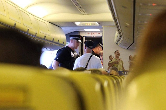 S-a urcat în avion la fel precum ceilalţi pasageri, dar stewardesele au chemat rapid Poliţia! Ce făcuse atât de grav bărbatul de a trebuit scos cu forţa