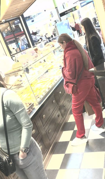 Ana și Rebecca nu sunt hotărâte ce fel de prăjituri să cumpere