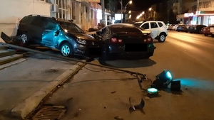 După el potopul! Accident în fața secției de poliție: a lovit trei mașini ale oamenilor legii și a rupt un semafor