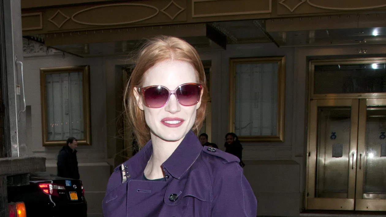 Cele mai în vogă vedete de la Hollywood îţi propun cum să te îmbraci cu stil în acest sezon! Ai adopta un astfel de look?