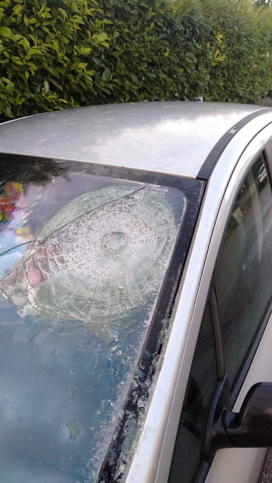 Fenomen extrem! Grindină uriașă, cât mingea de tenis. Bucățile de gheață au făcut pagube serioase