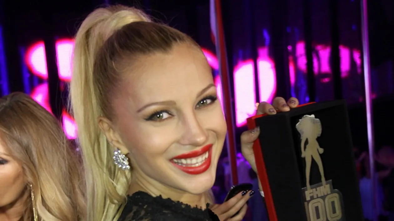 Imbracata intr-o tinuta mulata si transparenta, fara lenjerie intima, Lora a facut senzatie pe scena unui club!