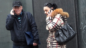 Carmen Tanase, cetatean model! Da bani la cersetori, ajuta trecatorii si ofera autografe in plina strada!