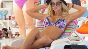 Atenţie, imagini fierbinţi! Bianca a ”înnebunit” un… şezlong pe plaja milionarilor
