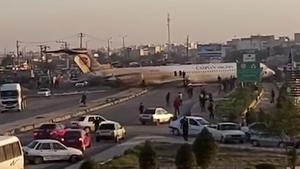 Un avion cu peste 100 de pasageri a aterizat forțat în mijlocul unei străzi din Iran