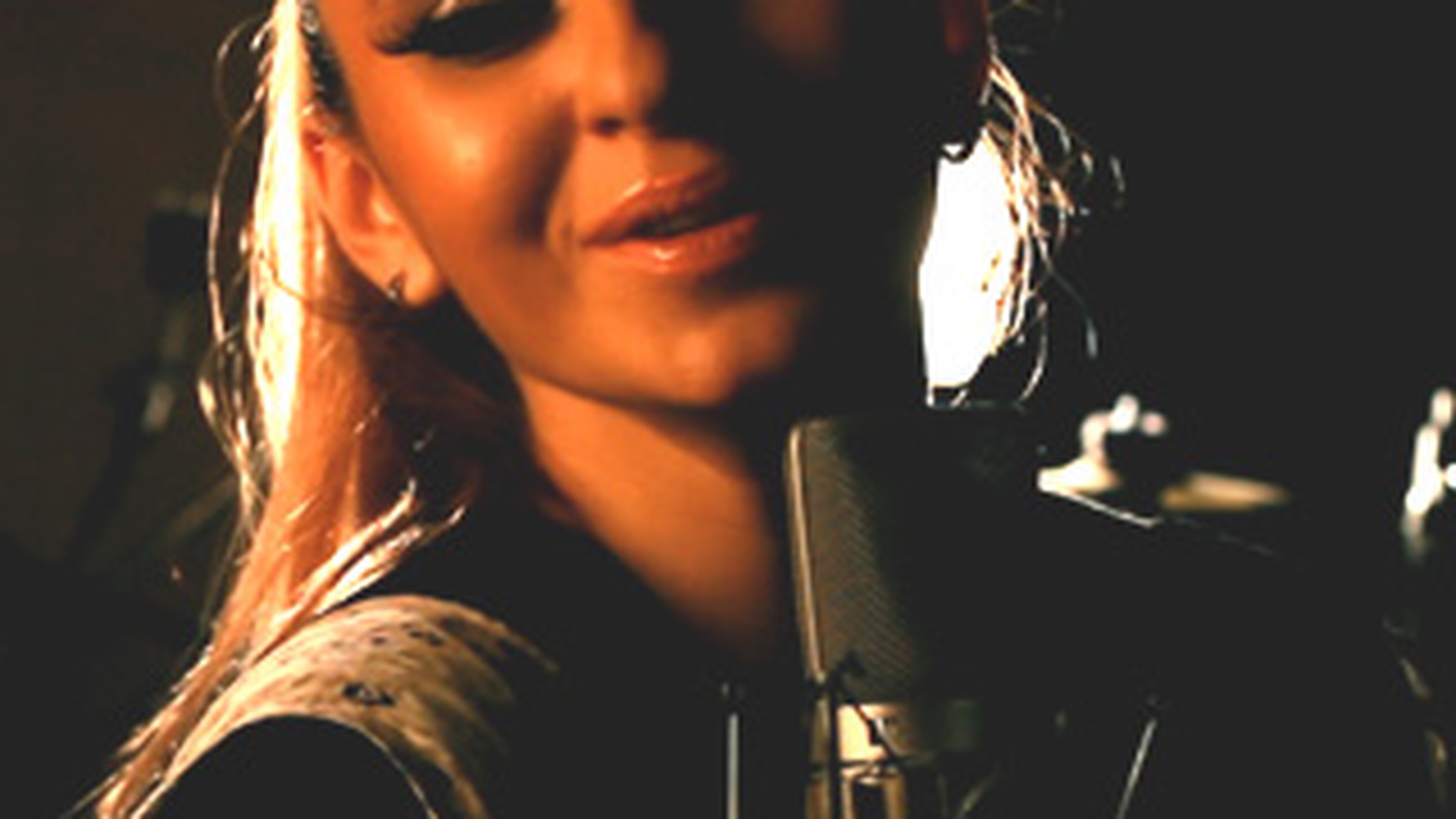 Giulia a lansat noul ei videoclip! Uite ce bine arata in luna a noua de sarcina