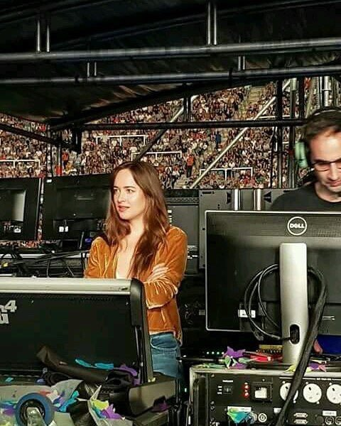 Cel mai nou cuplu de la Hollywood! Solistul trupei Coldplay se iubeşte cu protagonista din „Fifty Shades of Grey”