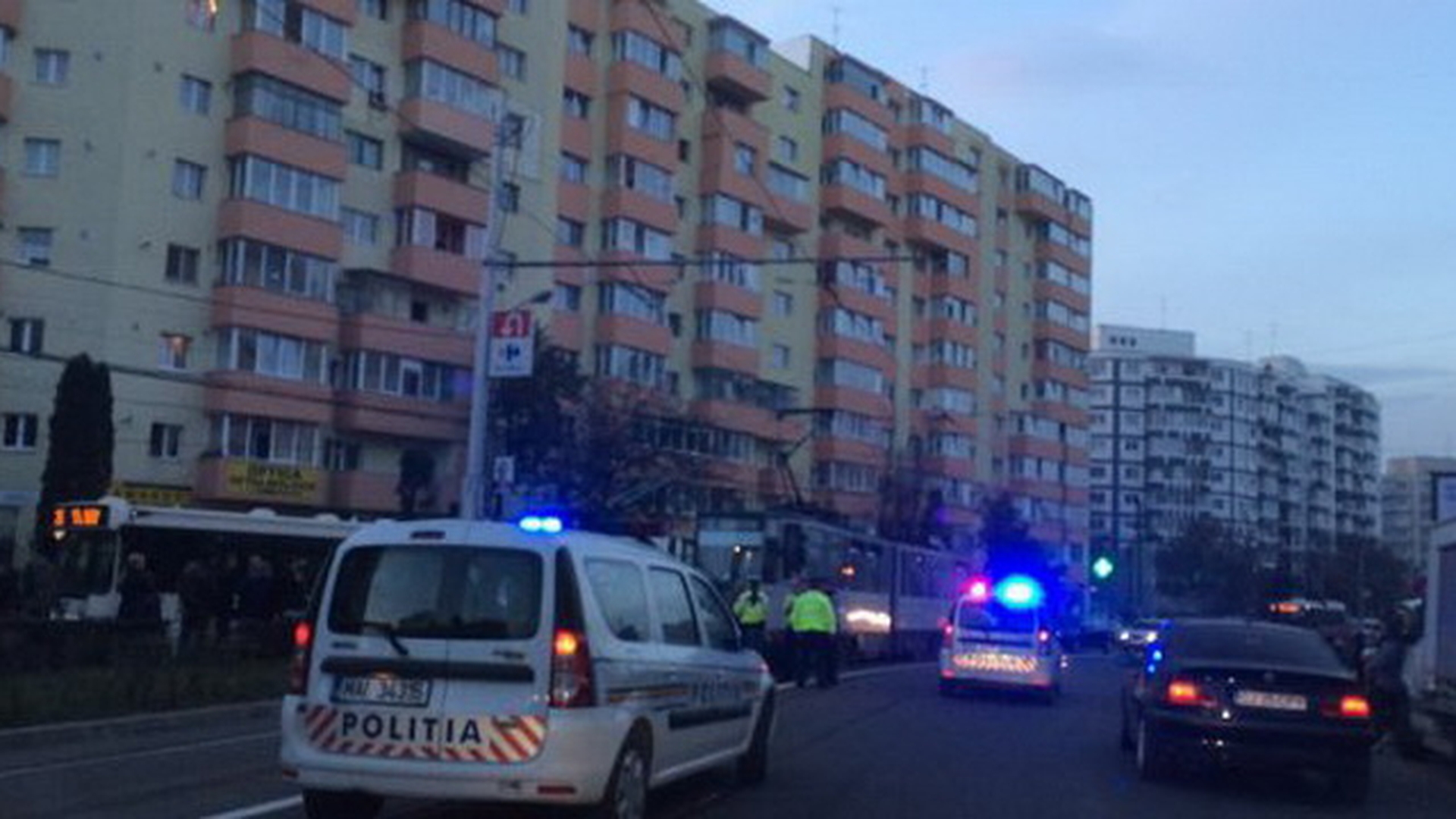O batrana a fost lovita de un tramvai in Capitala, in timp ce traversa pe rosu! Medicii si-au facut cruce cand au examinat-o