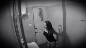 Soţul gelos a instalat cameră video în baie. Soacra a făcut descoperirea
