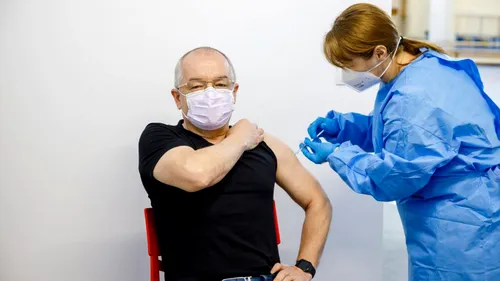 Emil Boc a fost vaccinat cu o doză AstraZeneca din lotul ABV2856. Cum se simte primarul din Cluj