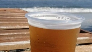 E pe bune! Câți lei a ajuns să coste o bere la pahar de plastic, pe plajă în Mamaia