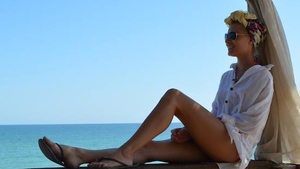 HOT! Laura Cosoi, mai sexy ca niciodata la iarba verde! S-a dezbracat si s-a lasat...