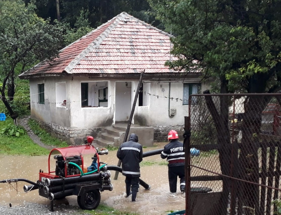 Gospodării inundate în Dâmbovița. O mașină, blocată de aluviuni în Argeș. FOTO&VIDEO
