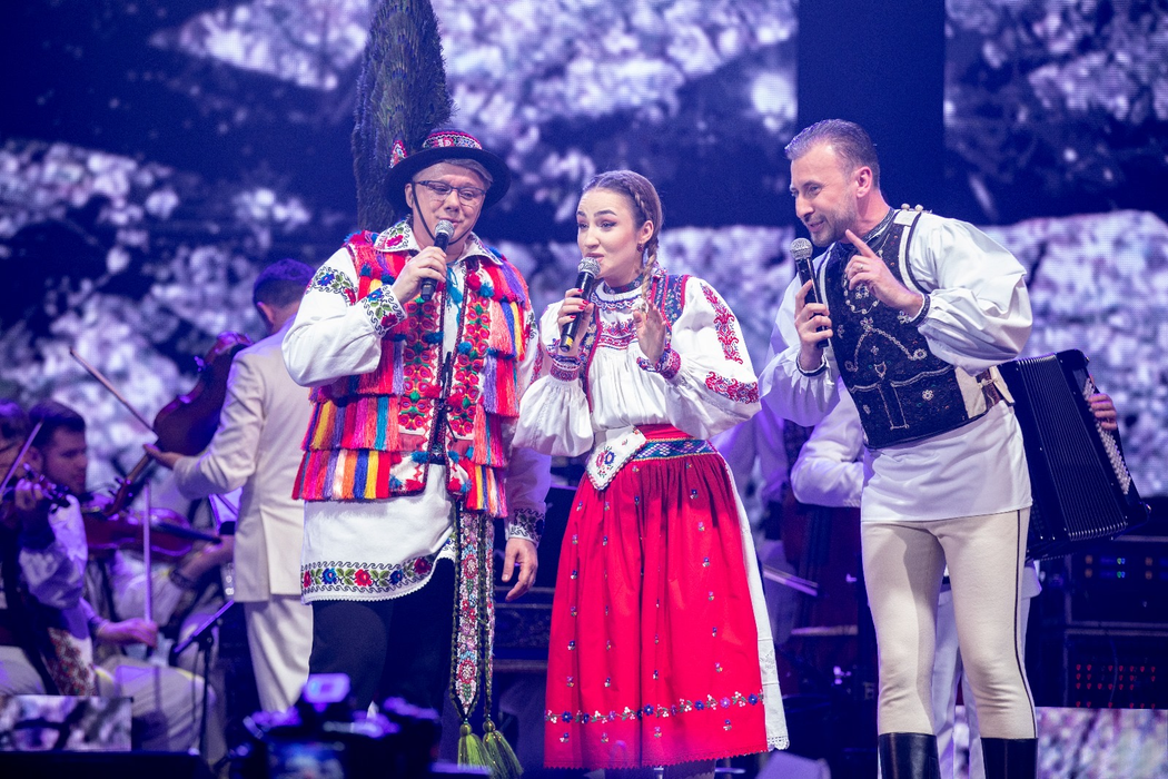 Fuego, show total cu folclor la Sala Palatului