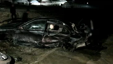 Un tânăr din Dâmbovița a gonit cu o mașină cu numere false, a intrat într-un cap de pod și și-a băgat prietenii în spital