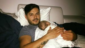 Liviu Vârciu, imagine de colecţie: cum işi adoarme fetiţa. A luat-o şi pe Carmina cu el!