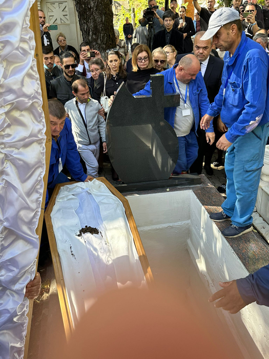 Alexandru Arșinel a fost înmormântat în cimitirul Bellu, duminică, în jurul prânzului. A fost condus pe ultimul drum de peste 200 de oamani (Foto: CANCAN.RO)