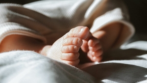 Noi detalii în cazul copilului de 2 ani găsit mort în Galați. Rezultatele autopsiei ridică semne de întrebare