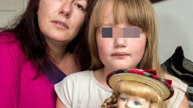 O fetiţă de opt ani a primit o păpuşă la un concurs. Când au ajuns acasă cu jucăria, mama copilului a avut un şoc când a descoperit ce se afla în interior